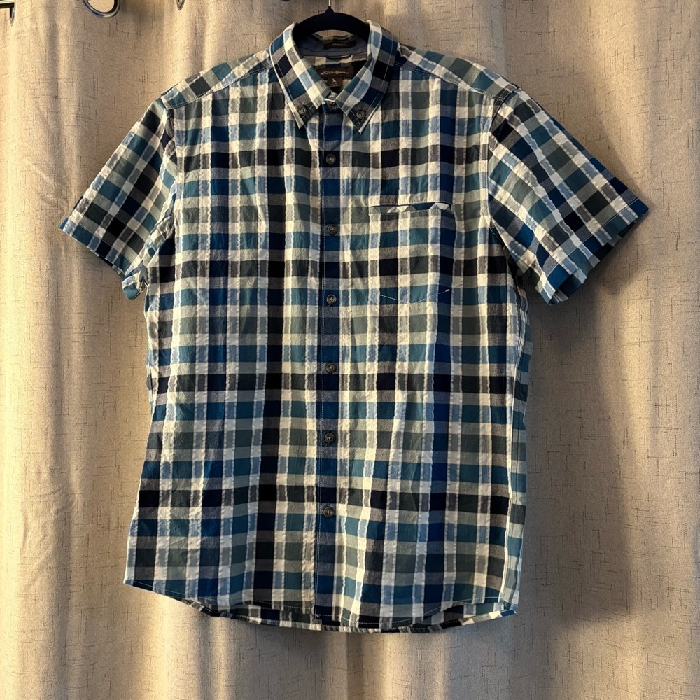 Eddie Bauer Short Sleeve Classic Fit Button down Shirt Men’s Size‎ M. Blue/White